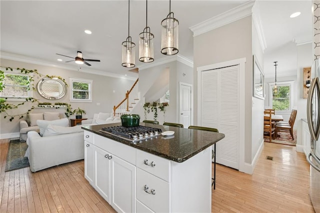 218 S Ave SE, Atlanta, GA 30315 - kitchen featuring stainless steel appliances, plenty of natural light, light wood-style floors, crown molding, and recessed lighting