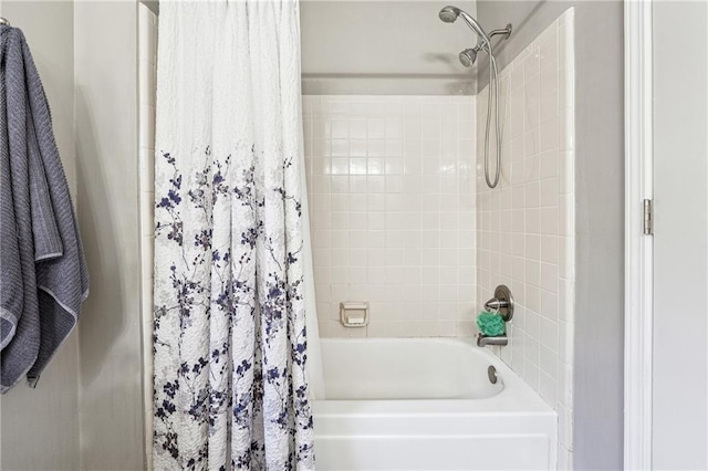 full bath with shower / bath combination with curtain