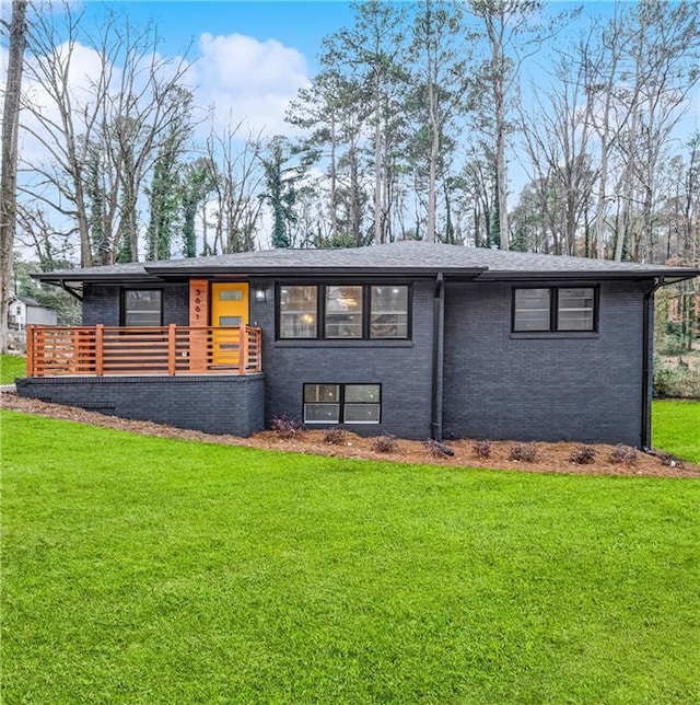 view of front of house with a front yard