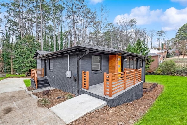 view of front of home featuring a front lawn