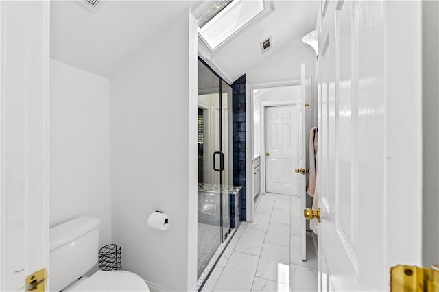 bathroom with toilet, a shower with shower door, and vaulted ceiling