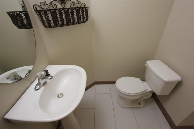 838 Roxholly Ln, Buford, GA 30518 - bathroom featuring toilet, a sink, baseboards, and tile patterned flooring