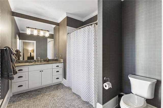 full bath with vanity, a shower with shower curtain, toilet, and ornamental molding