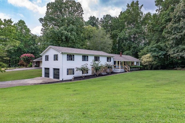 view of front of house featuring a front lawn