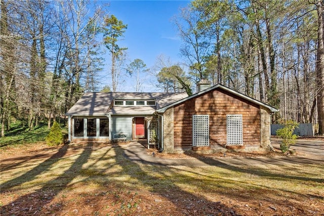 view of front of house featuring a front yard