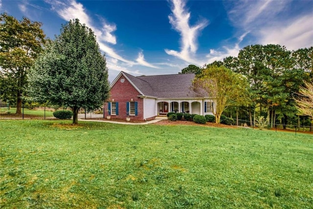 view of front of house featuring a front lawn