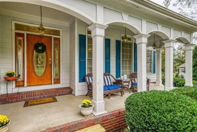 property entrance featuring a porch