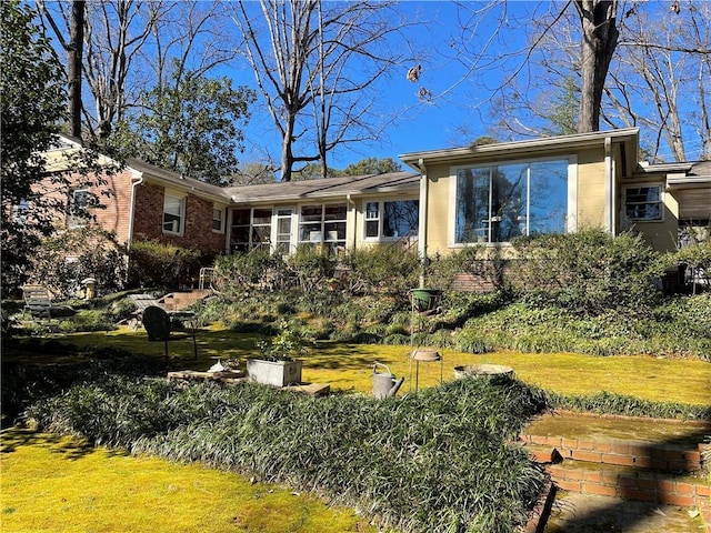 view of front of property featuring a front lawn