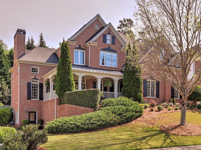 view of front facade featuring a front lawn and a porch