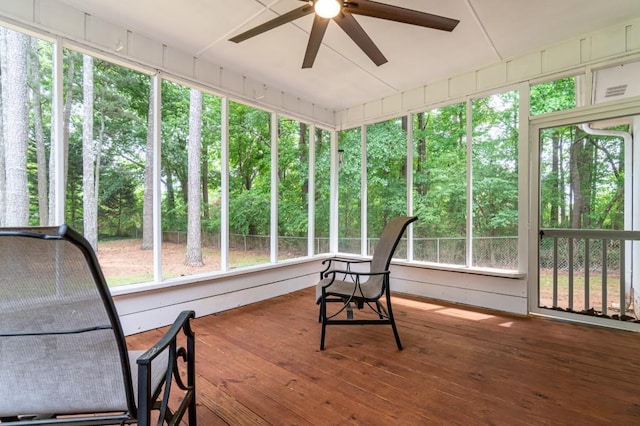 sunroom with ceiling fan