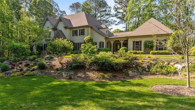 view of front facade featuring a front yard