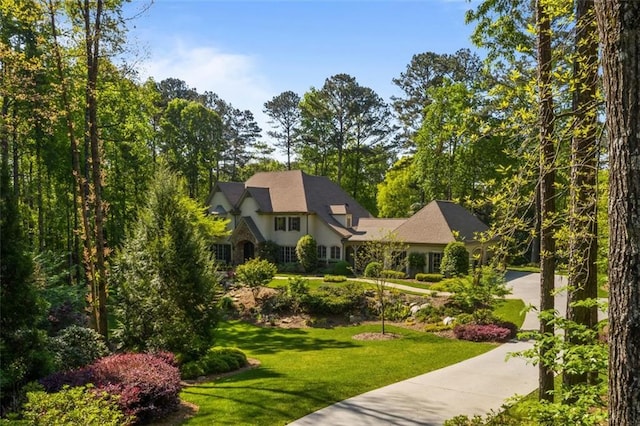 view of front of property featuring a front lawn