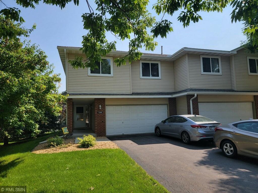 view of front of property featuring a front lawn and a garage