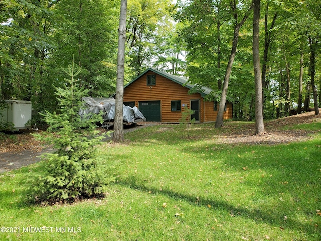 view of yard with an outbuilding