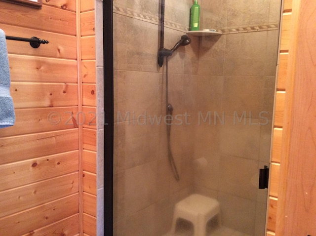 bathroom featuring a tile shower