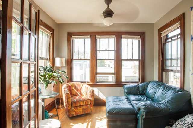 sunroom with ceiling fan