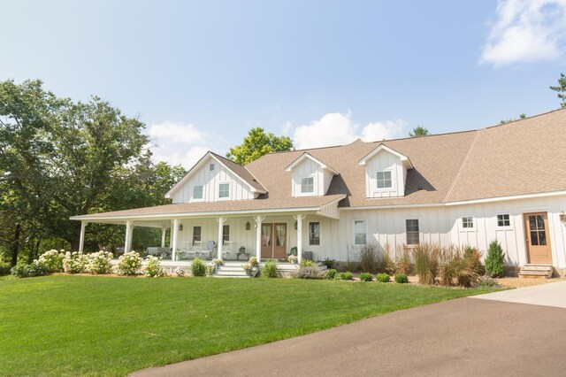 view of front of property featuring covered porch and a front yard