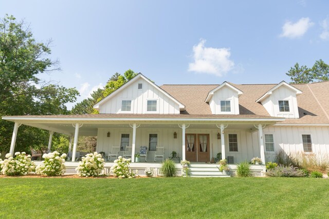 view of front of house featuring covered porch and a front yard