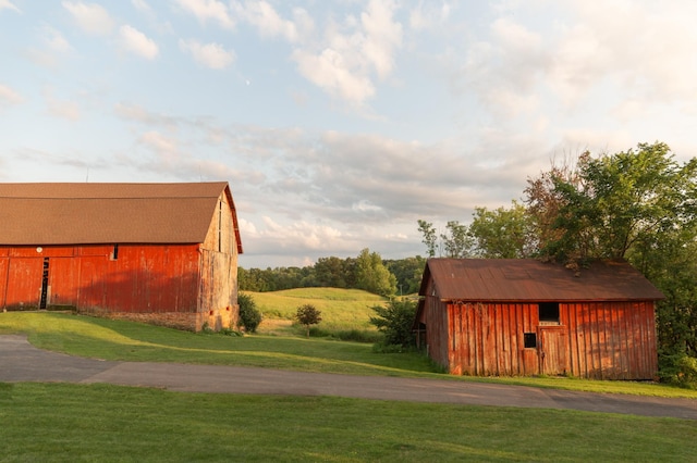 view of outdoor structure featuring a yard