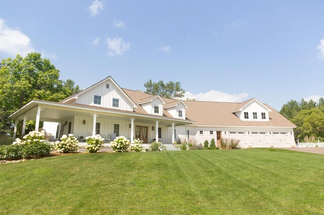 view of front of property featuring a porch and a front lawn