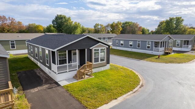 view of front of house featuring a front yard