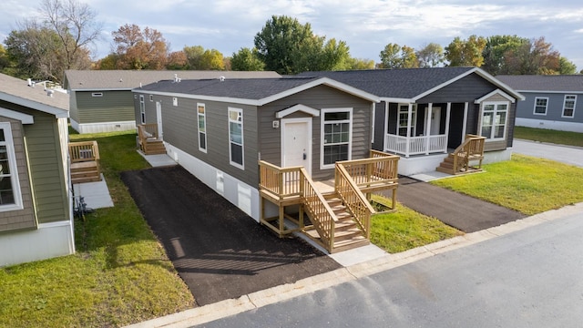 view of front of property featuring a front yard