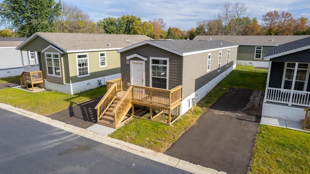 manufactured / mobile home featuring a front lawn