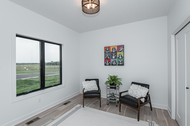 2811 Wildflower Ln SW, Rochester, MN 55902 - living area with a wealth of natural light, light wood finished floors, and visible vents