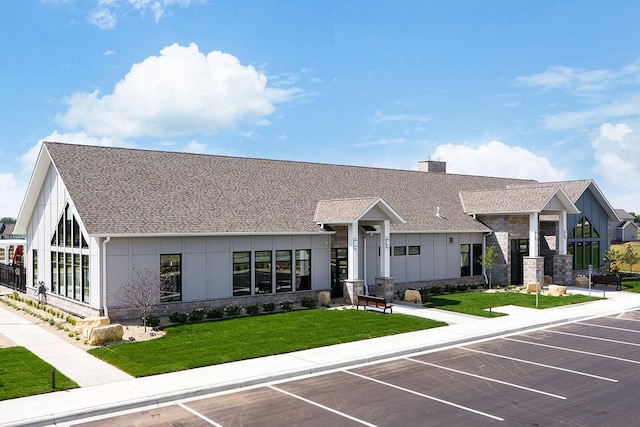 view of front of home featuring a front yard