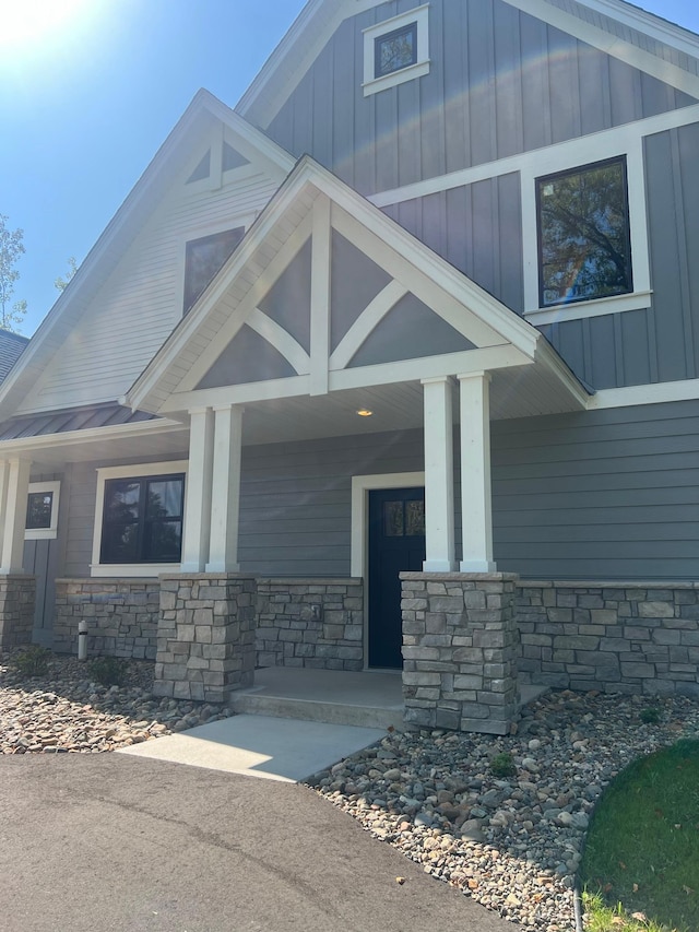 property entrance featuring a porch