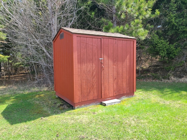 view of outdoor structure featuring a yard