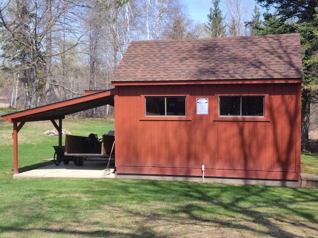 view of outdoor structure featuring a yard