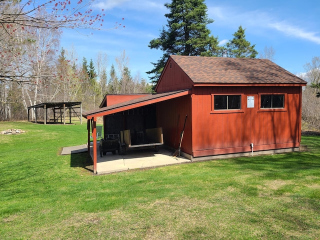 view of outdoor structure featuring a yard