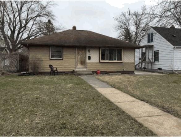 bungalow-style home featuring a front lawn