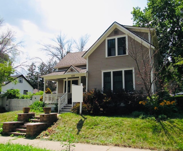 view of front of home featuring a front lawn