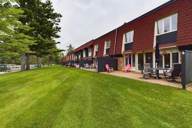 view of yard featuring a patio area