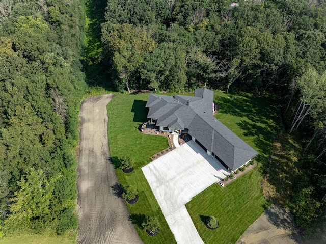 birds eye view of property featuring a forest view