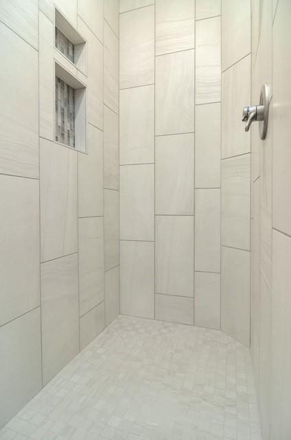 bathroom featuring a tile shower