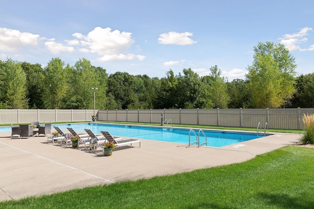 view of swimming pool with a patio and a yard