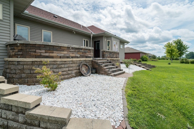 view of front of home featuring a front yard