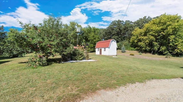 view of yard with an outbuilding