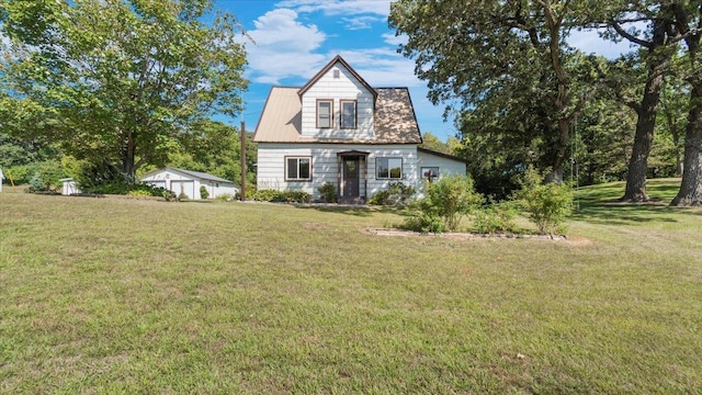 cape cod-style house featuring a front lawn