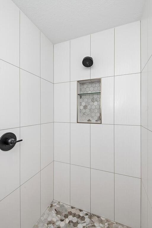 bathroom featuring a tile shower