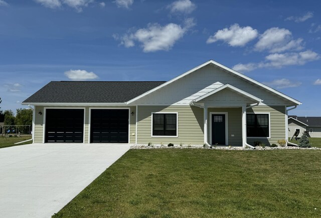 view of front facade featuring a garage and a front yard