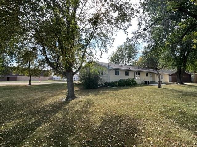 306 9th St, Westbrook, MN 56183 - view of green lawn