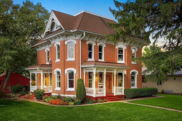 view of front of house featuring a porch and a front lawn