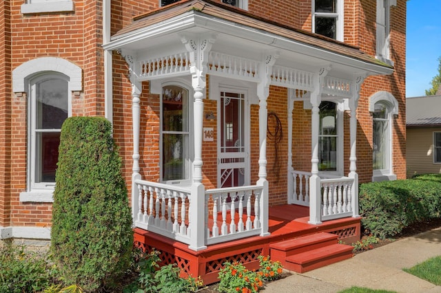 entrance to property featuring covered porch