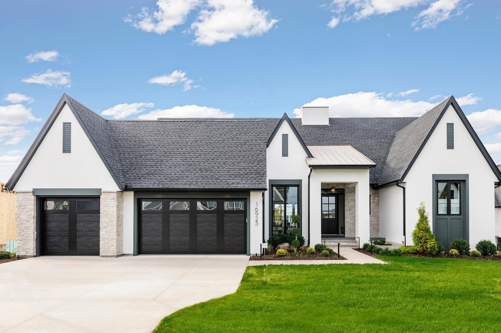 modern farmhouse featuring a front lawn