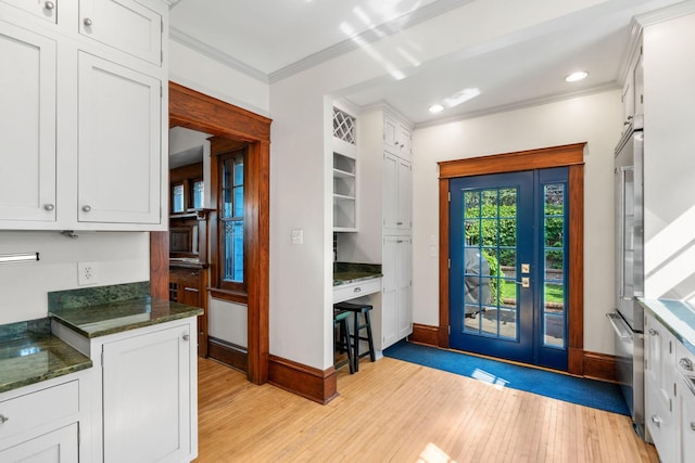 entryway featuring light hardwood / wood-style floors and crown molding