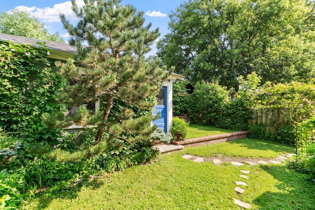 view of yard with an outdoor structure